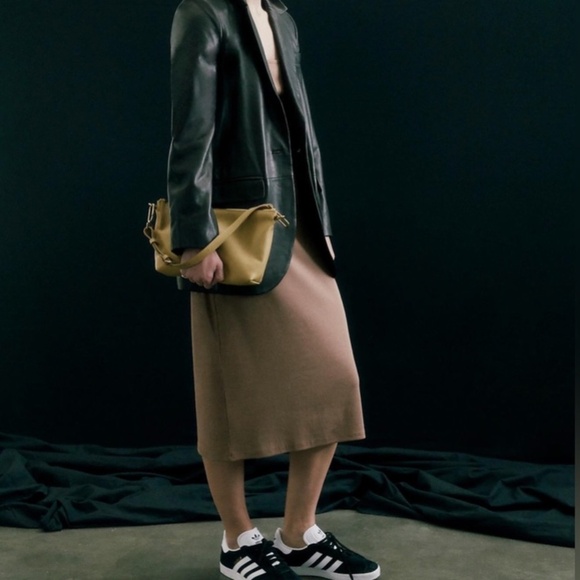 The Leather Carabiner Crossbody Sling Bag Gilded Moss NWT - Picture 3 of 11